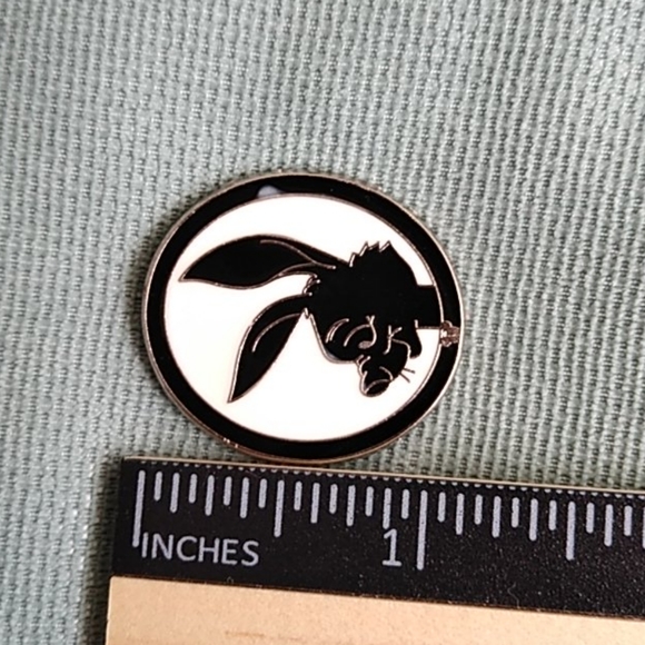 DISNEY HIDDEN MICKEY RABBIT PIN - Picture 3 of 4